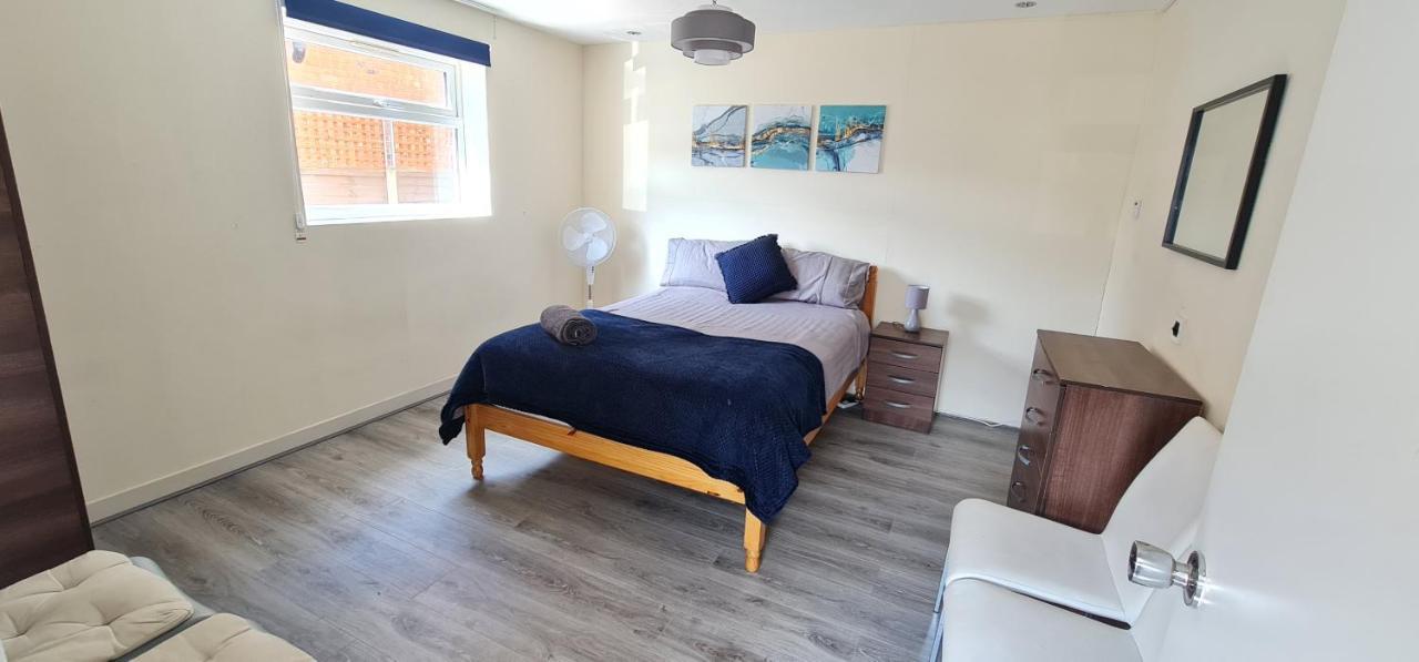 6 Bedroom Spacious Villa, Free Parking Byfleet Exterior photo
