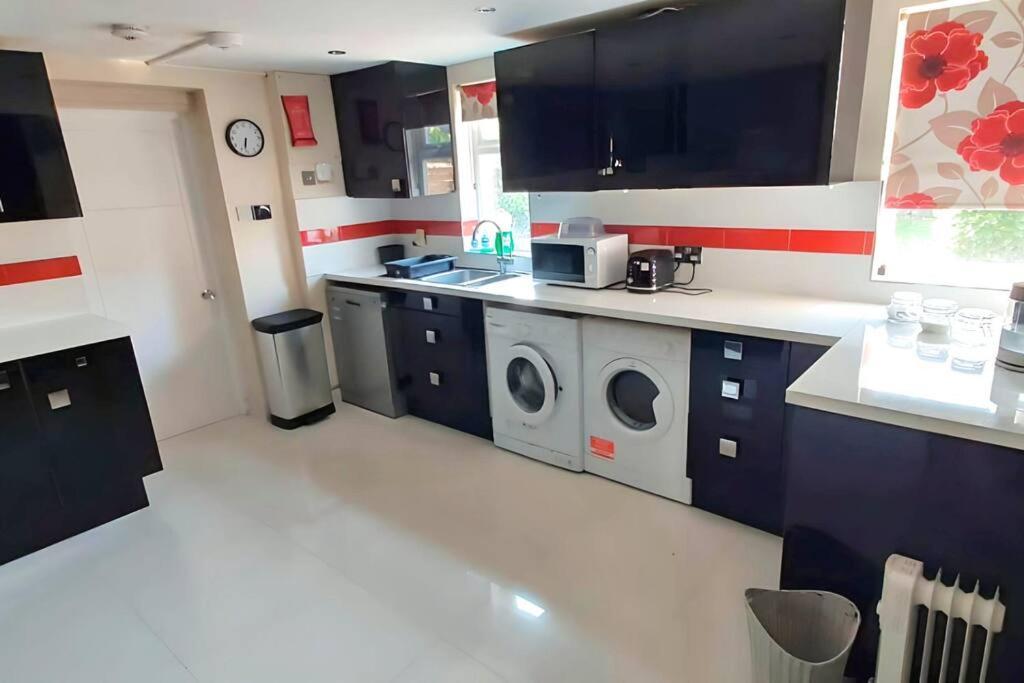 6 Bedroom Spacious Villa, Free Parking Byfleet Exterior photo