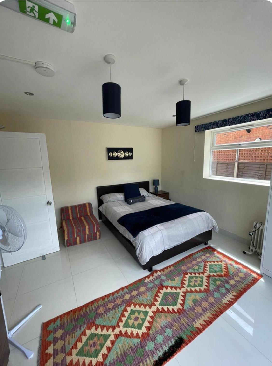 6 Bedroom Spacious Villa, Free Parking Byfleet Exterior photo